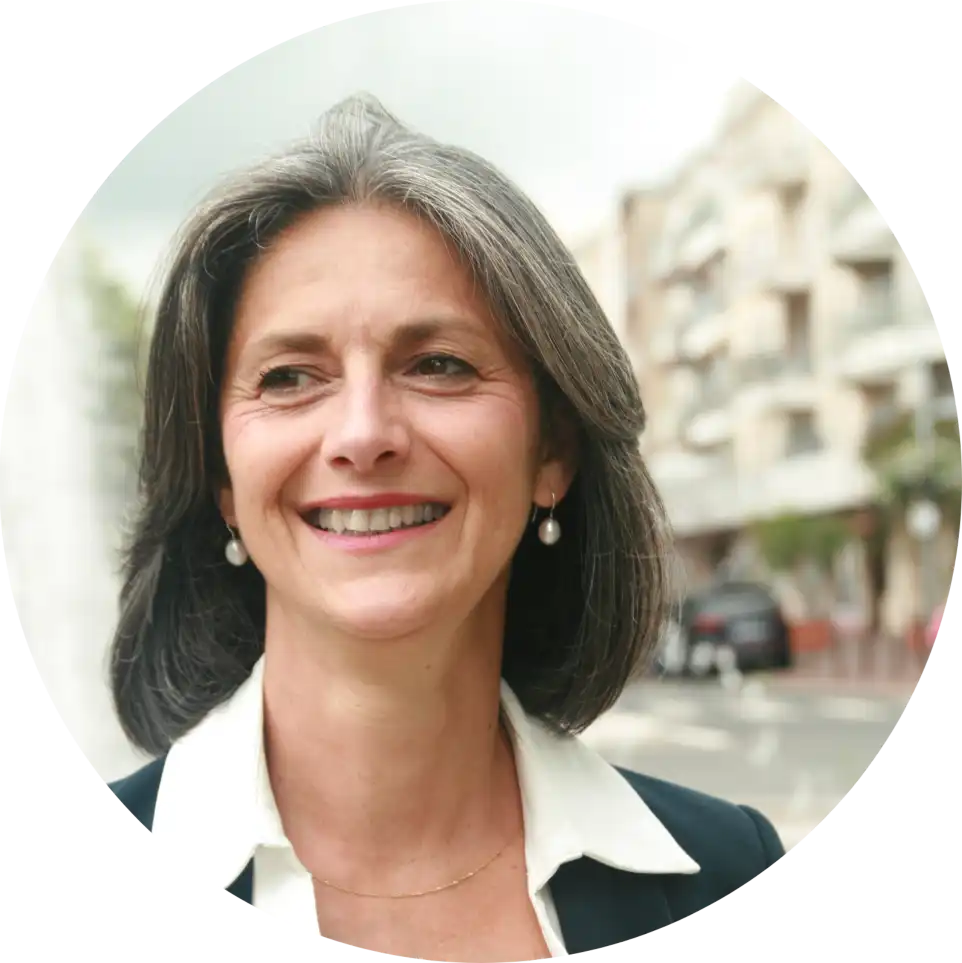 Photographie de Karine Lacouture souriante.